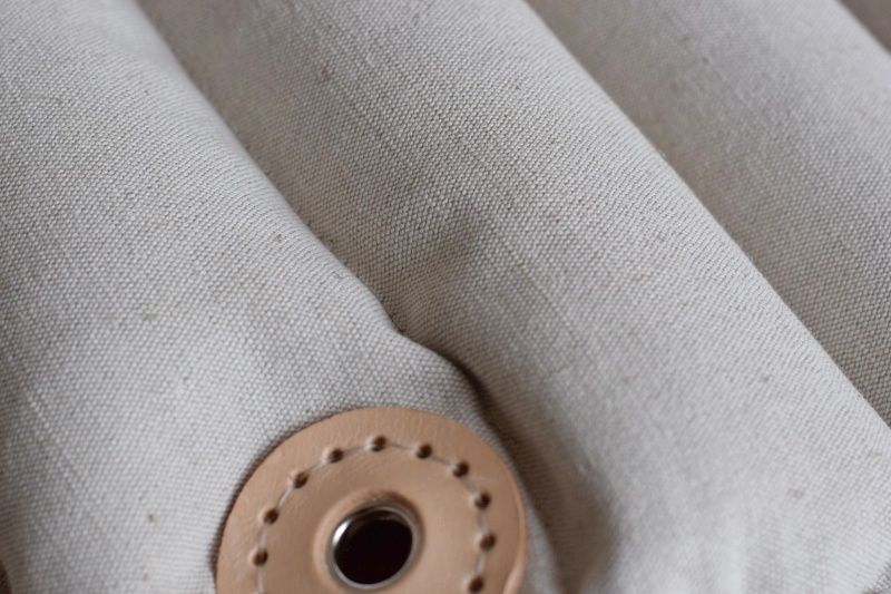 Detail: křeslo CHILLO v provedení ze směsné tkaniny BAVLNA/LEN